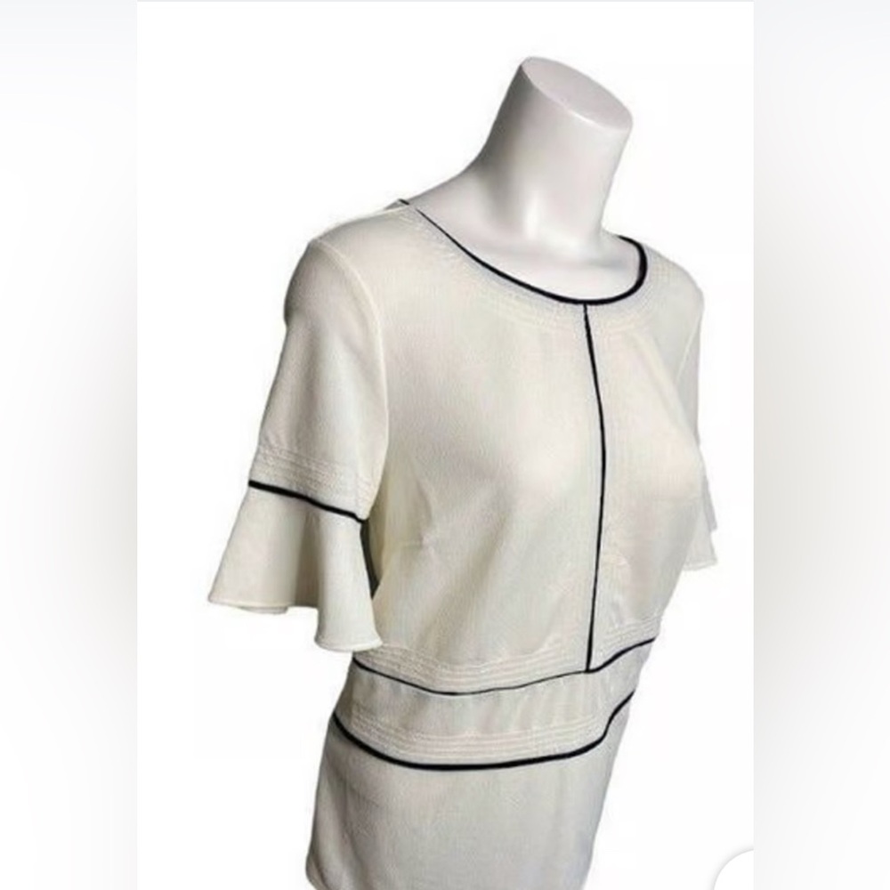 Sz XS Banana Republic off-white top with Navy piping flutter sleeve top.